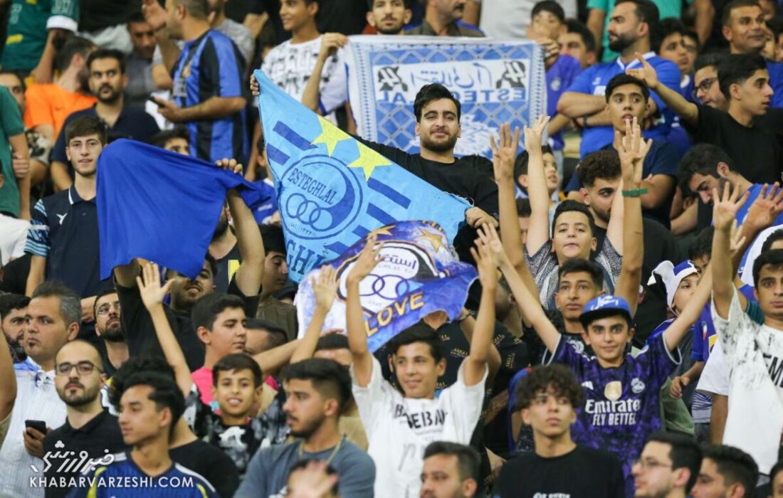 رونمایی استقلال از ستاره لالیگایی در فولادآرنا/ ۲ اسطوره آبیها روی بنر هواداران +عکس