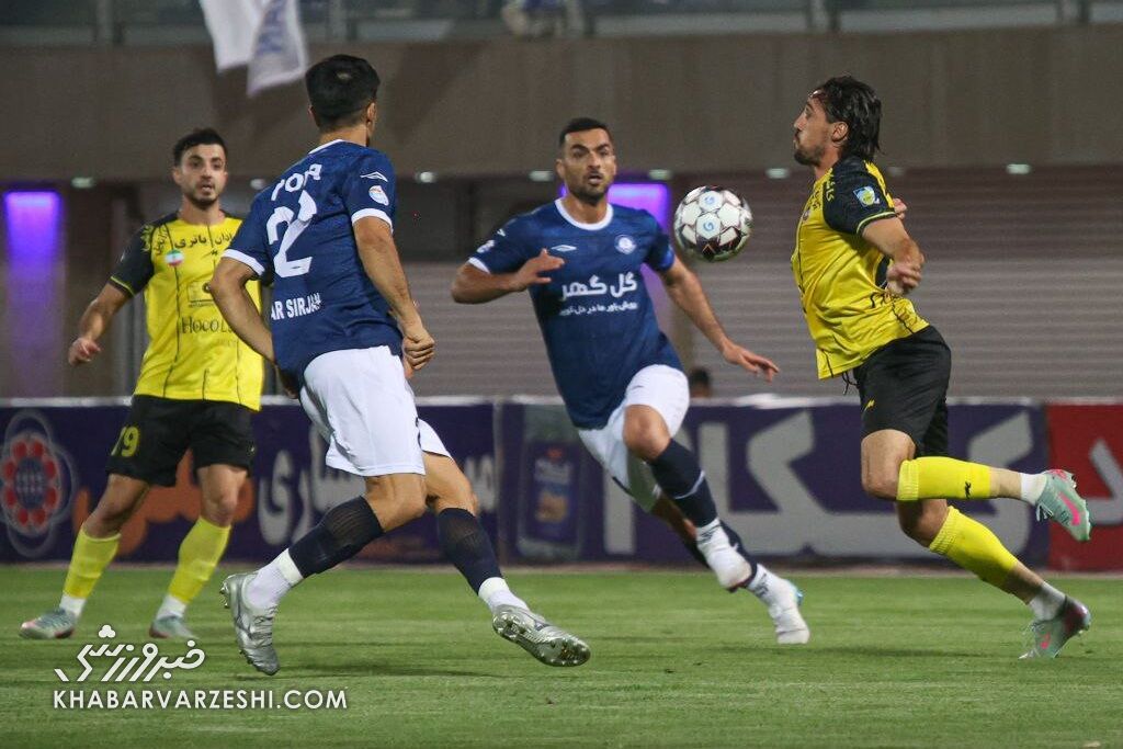 قهر داوران پس از تهدید مدیرعامل!/ تاخیر طولانی در بازی گل‌گهر – سپاهان +ویدیو