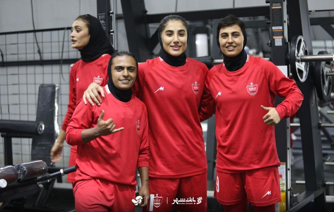 دختران با روحیه پرسپولیس در سالن وزنه +عکس