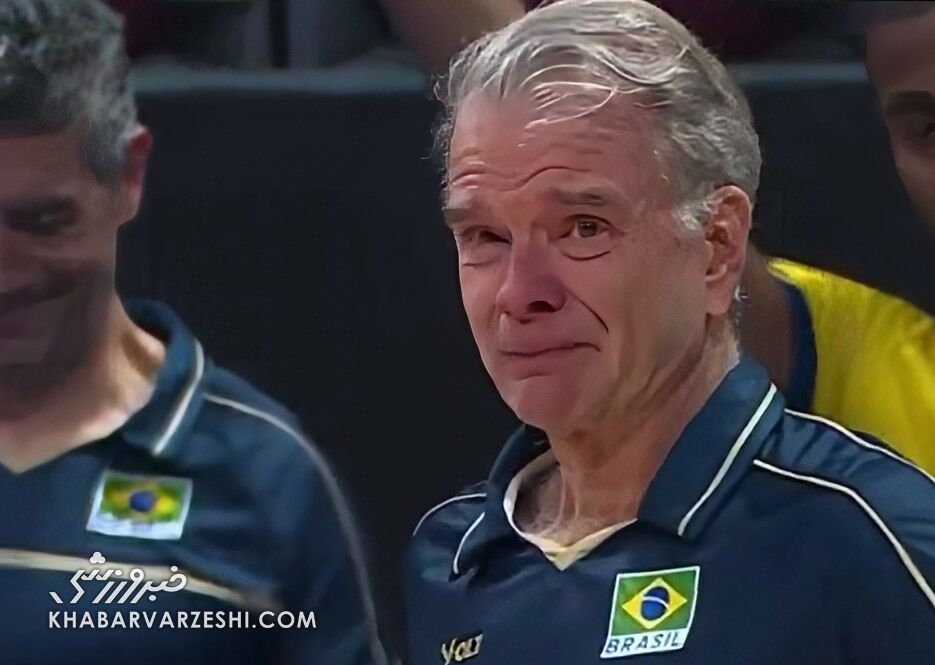 ویدیو| اشکهای بی امان سرمربی کنار زمین پس از شنیدن خبر درگذشت مادر!