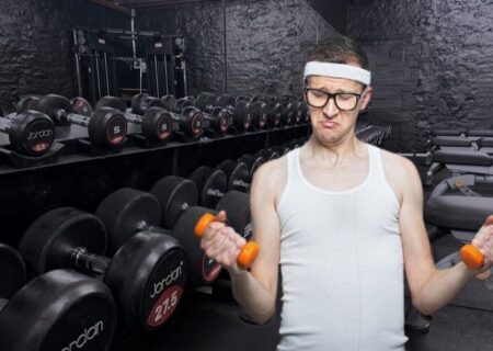 چرا در بدنسازی رشد نمیکنم؟ (۱۳ دلیل اصلی و ۱۲ راهکار)