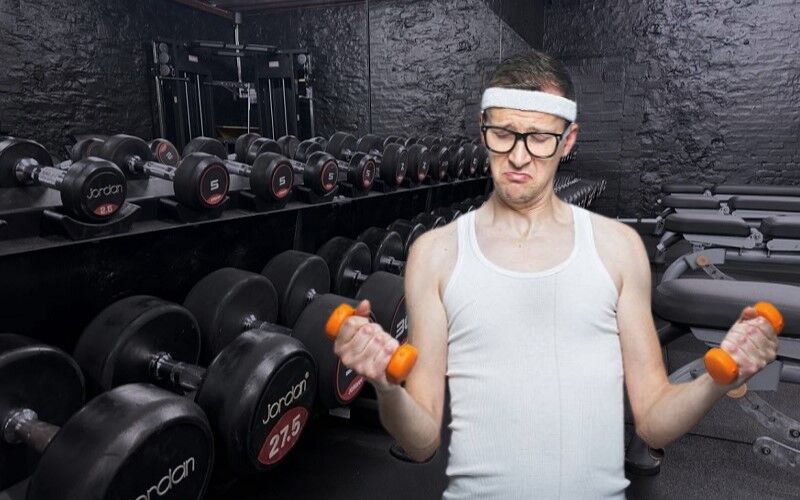 چرا در بدنسازی رشد نمیکنم؟ (۱۳ دلیل اصلی و ۱۲ راهکار)