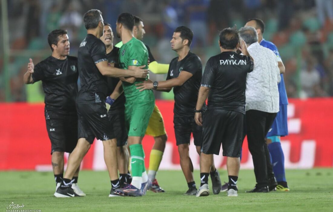 ویدیو| درگیری بازیکنان استقلال با یک پرسپولیسی/ کادر فنی دو تیم وارد معرکه شدند +عکس