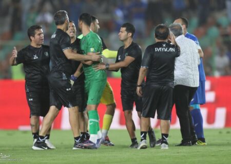 ویدیو| درگیری بازیکنان استقلال با یک پرسپولیسی/ کادر فنی دو تیم وارد معرکه شدند +عکس