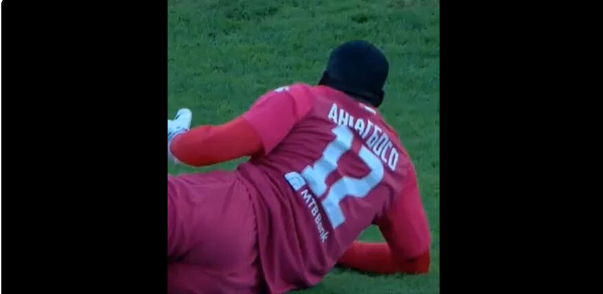 گل به خودی باورنکردنی: ویدیویی از عجیبترین گل به خودی تاریخ فوتبال