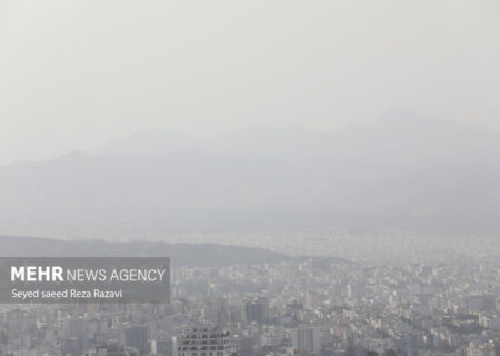 آسمانی غبارآلود و وزش باد در یزد تداوم دارد