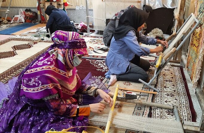 مدیرکل صمت بوشهر: ۱۰۰۰ بافنده استان در زمینه گبه فعال هستند