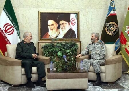 سردار پاکپور: دشمن را به زانو درآوردیم/ امیر حاتمی: بر سر منافع ملی‌ معامله نخواهیم کرد