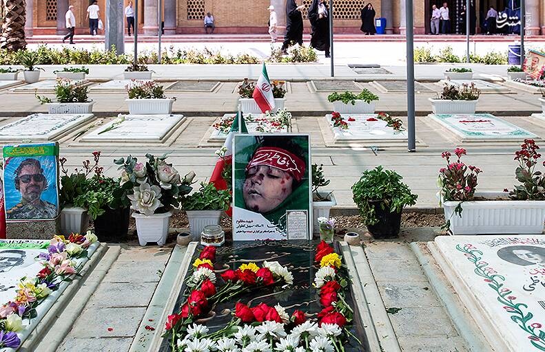 عکس/ مزار شهدای دانشآموز جنگ تحمیلی ۱۲ روزه