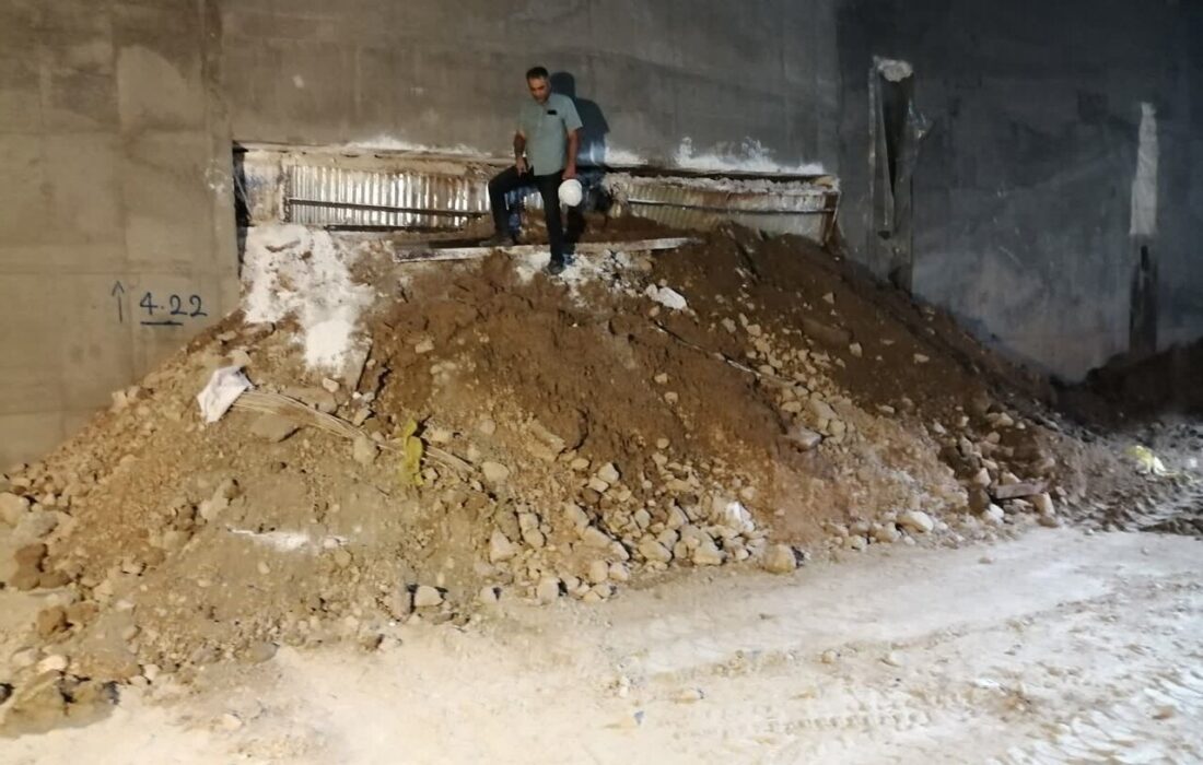 نشت گل حفاری به منازل و مغازههای خیابان نشاط اصفهان پاکسازی شد