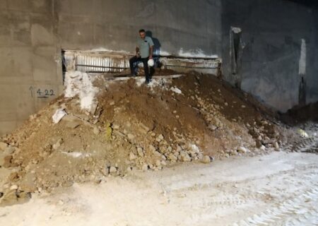 نشت گل حفاری به منازل و مغازه‌های خیابان نشاط اصفهان پاکسازی شد