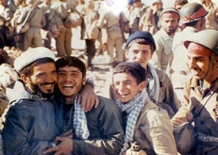 حضور روحانیت در خط مقدم جبهه‌ چراغ هدایت امت اسلام را روشن‌تر کرد