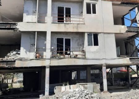 تخریب سازه ناایمن و نیمه کاره مسکن مهر شهرستان کردکوی آغاز شد