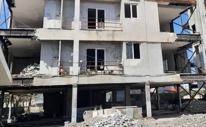 تخریب سازه ناایمن و نیمه کاره مسکن مهر شهرستان کردکوی آغاز شد