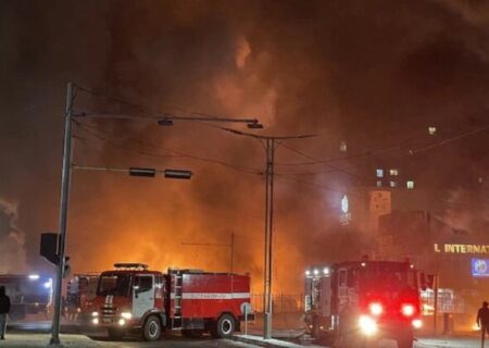 آتش‌سوزی و تصادف زنجیره‌ای چند خودرو در جاده بندرعباس