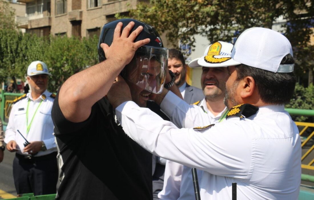 اهدای کلاه ایمنی به موتورسواران مقابل مدارس از اول مهر