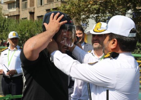 اهدای کلاه ایمنی به موتورسواران مقابل مدارس از اول مهر