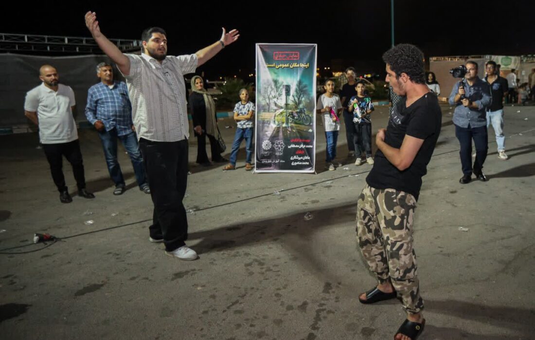 اجرای نمایش «اینجا مکان عمومی است» در بوستانهای یزد