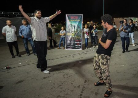 اجرای نمایش «اینجا مکان عمومی است» در بوستان‌های یزد