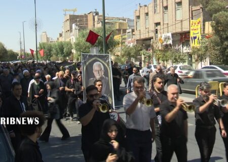 تشییع پیکر طبیب العلمای قم ر بر روی دستان مردم