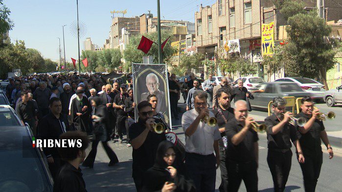 تشییع پیکر طبیب العلمای قم ر بر روی دستان مردم