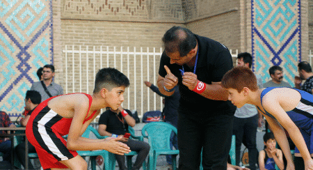 تجلیل از دو کشتی‌گیر خردسال یزدی به پاس اقامه نماز اول وقت