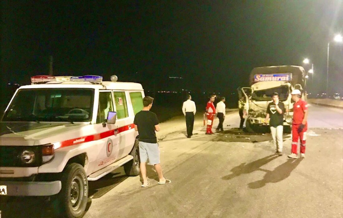 تصادف ۲ کامیونت در جاده شیراز به قائمیه با ۲ مصدوم