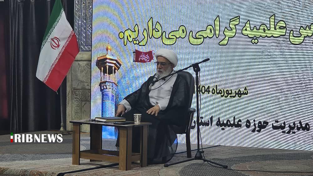 طلاب باید معنویت و دانش را توأمان بیاموزند