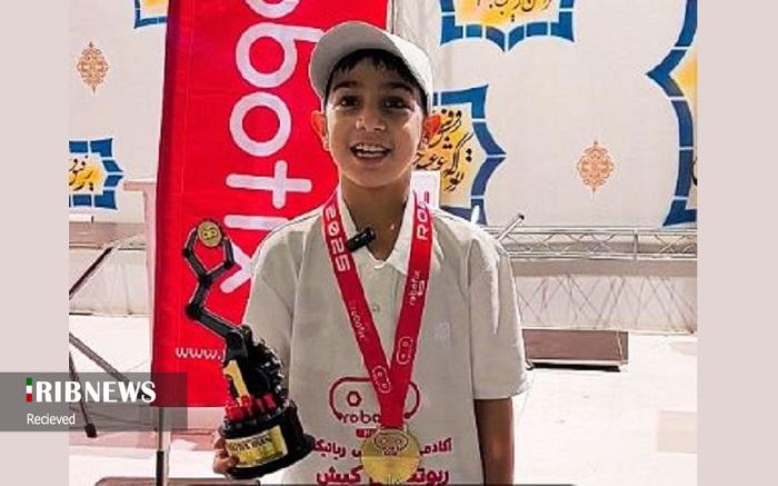 نشان طلای مسابقات کشوری رباتیک ربوتیکس ایران بر گردن نوجوان کیش