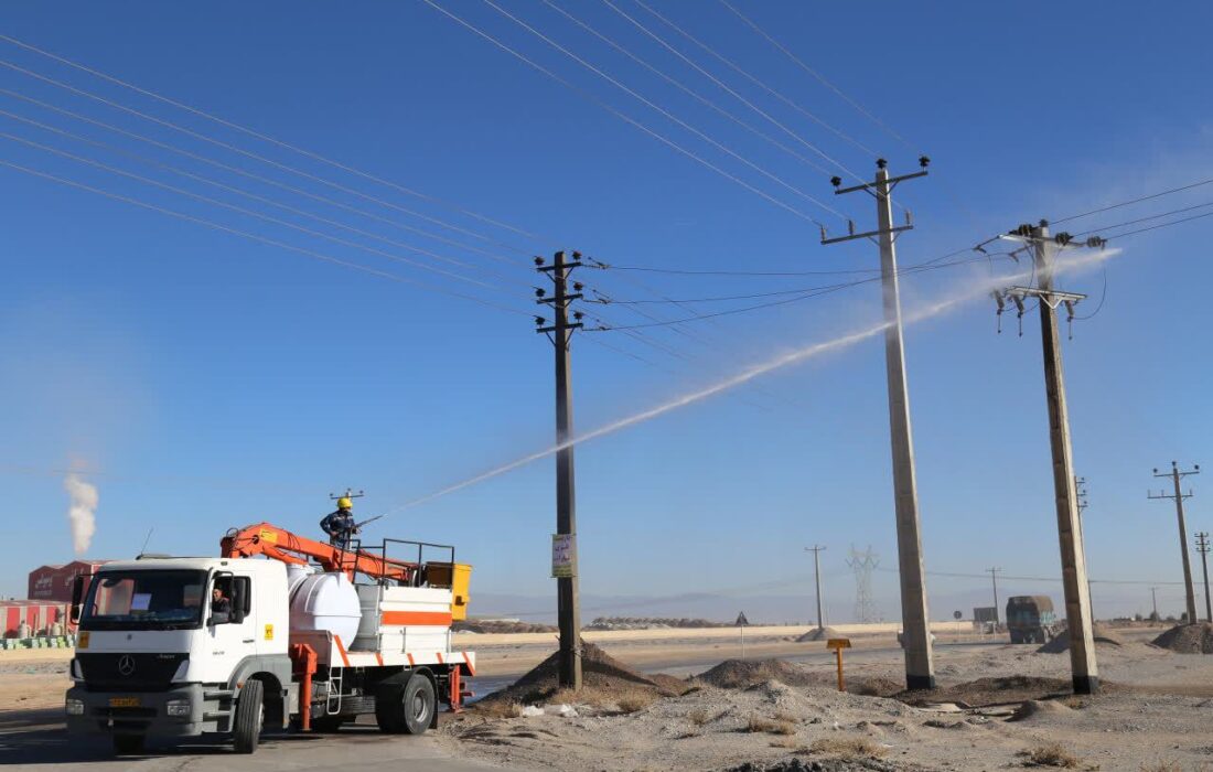 آغاز عملیات مقره شویی تجهیزات برق برای پیشگیری از خاموشیهای ناخواسته