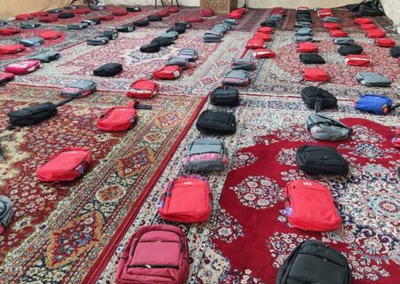 توزیع بیش از دوهزار بسته لوازم التحریر در بین دانش آموزان کمتر برخوردار  شهرستان خاتم
