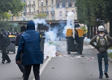 تظاهرات در فرانسه به خشونت کشیده شد