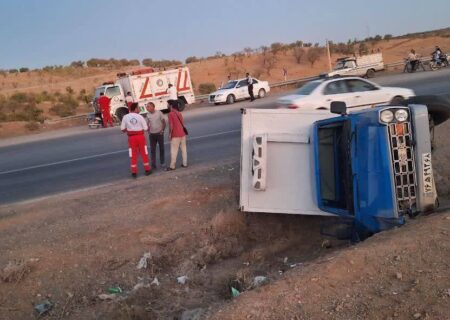 ️امدادرسانی به مصدوم واژگونی خودروی نیسان در محور سامان به اصفهان