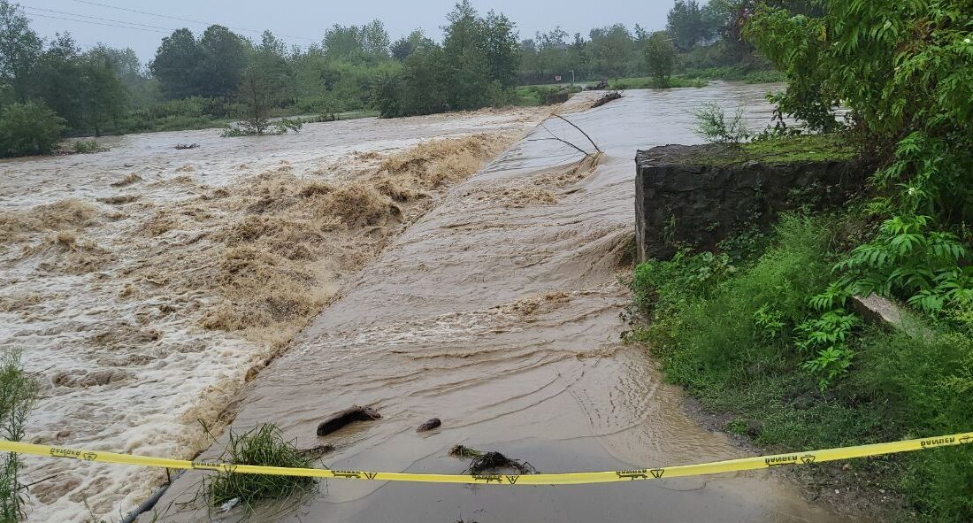 غرقابی ۴ پل آبنما در فومن به دلیل شدت بارشها
