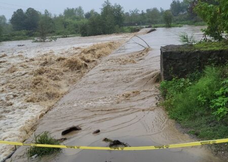 غرقابی ۴ پل آبنما در فومن به دلیل شدت بارش‌ها