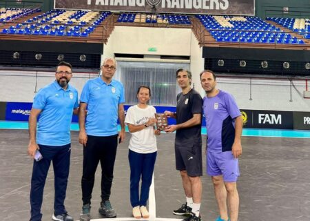 تقدیم نشان یادبود مسابقات در آخرین تمرین تیم ملی فوتسال ایران