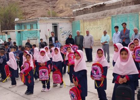 کمک ۶۰ میلیون تومانی یک خیر به دانش آموزان بخش رخ