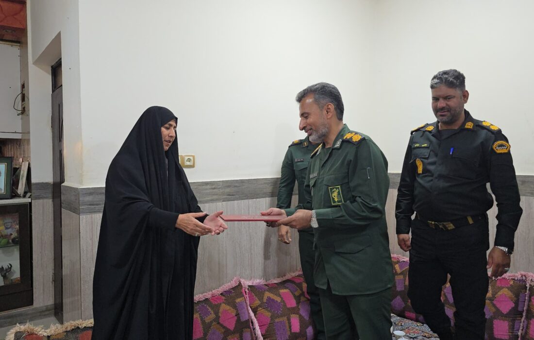 تجلیل از خانواده‌های معظم شهدا در جاسک