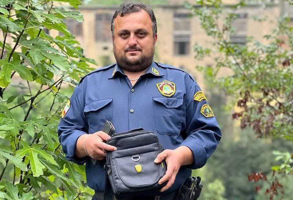 کار خداپسندانه پارکبان ماسولهای با بازگرداندن کیف ۵۰ میلیون دیناری به صاحبش