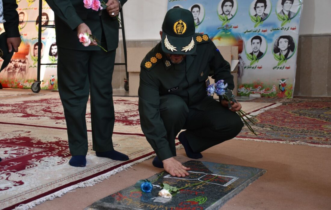 آغاز هفته دفاع‌مقدس با غبارروبی گلزار شهدا