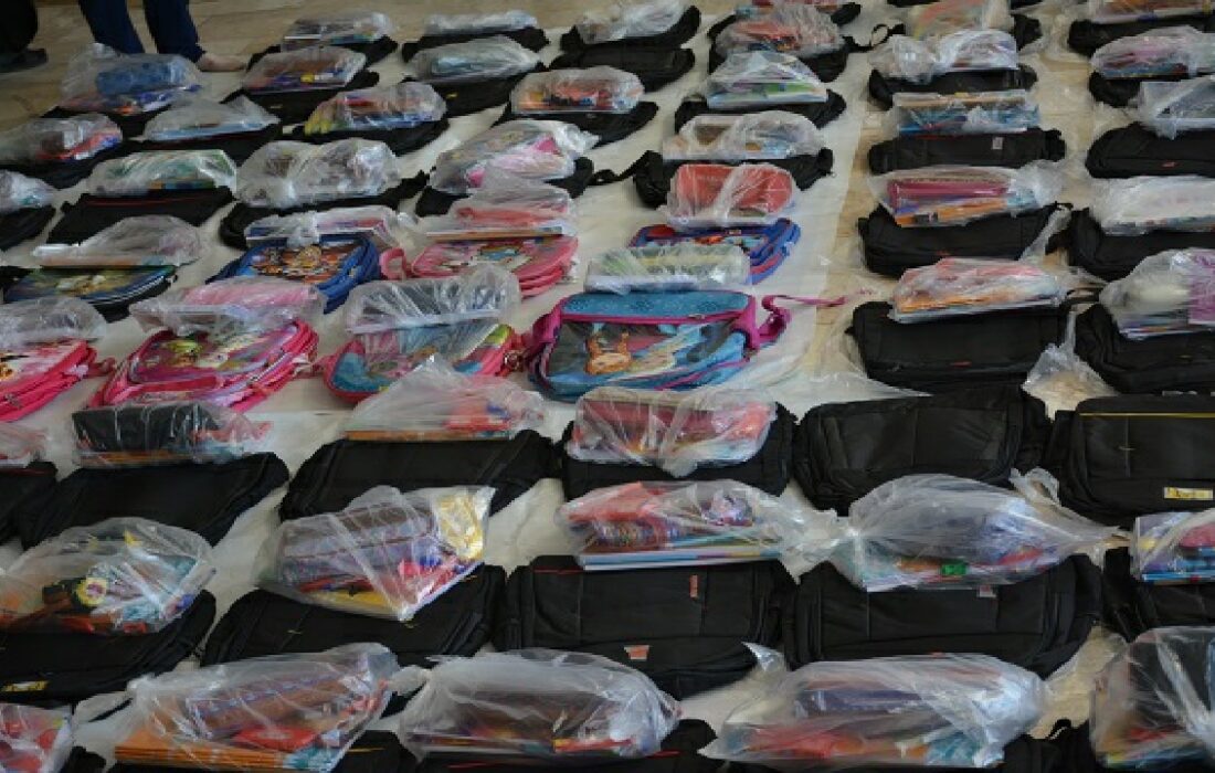 توزیع لوازم التحریر در میان دانش آموزان کم برخوردار در طرح «مهر رضوی»