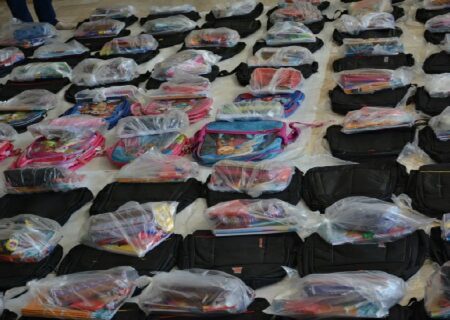 توزیع لوازم التحریر در میان دانش آموزان کم برخوردار در طرح «مهر رضوی»