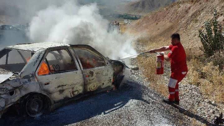 واژگونی و آتش سوزی خودروی سواری در محور ارومیه به سرو