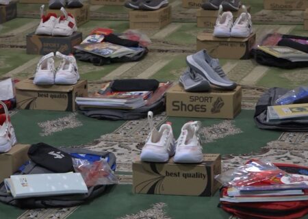 توزیع ۱۵۰ بسته نوشت افزار و کفش در حاجی آباد به همت خیرین