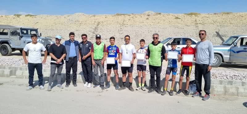 دوچرخهسواران مهابادی جام قهرمانی انتخابی آذربایجانغربی را بالای سر بردند