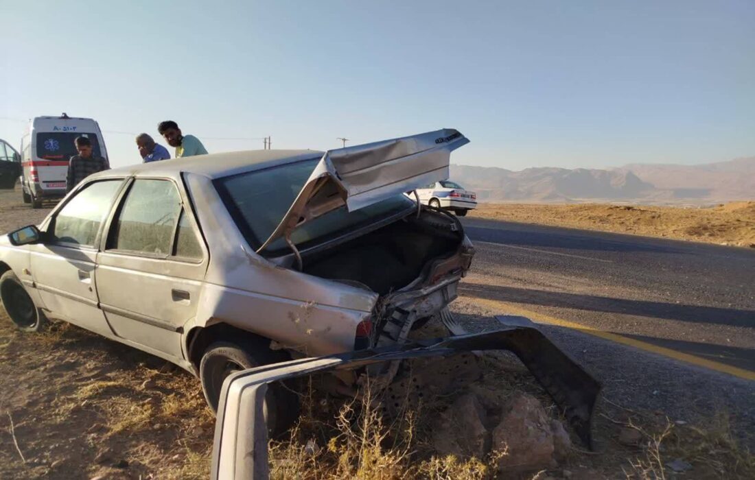 نجات ۶ مصدوم حادثه برخورد پژو ۴۰۵ با مزدا وانت