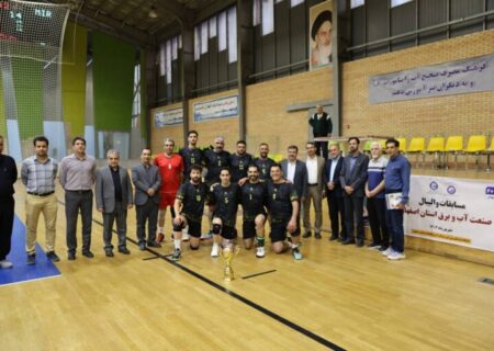 آبفا جام قهرمانی مسابقات والیبال صنعت آب و برق اصفهان را بالای سر برد