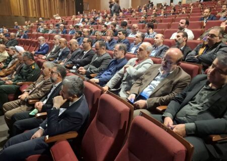 تجلیل از خانواده‌های معظم شهدا در همایشی باشکوه