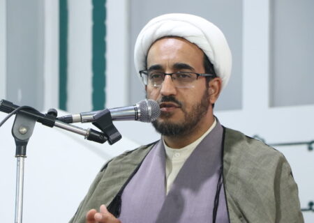 دشمن با تحریف حقیقت مسیر تاریخ را منحرف می‌کند