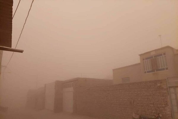 طوفان شدید مدارس ابتدایی شهرستان هیرمند را تعطیل کرد